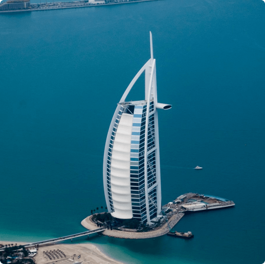 Luftaufnahme des Burj Al Arab in Dubai, ein symbolträchtiger Ort, der oft mit Luxus und Geschäftsmöglichkeiten in den VAE in Verbindung gebracht wird.