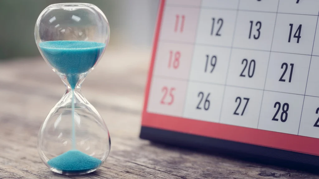 an hourglass next to a calendar to symbolise deadlines approaching